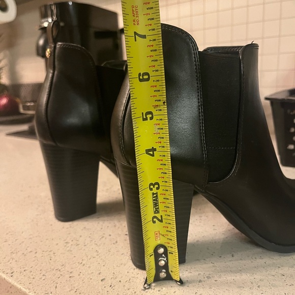 New Michael Kors
EVALINE HEELED BOOTIE - Picture 9 of 9